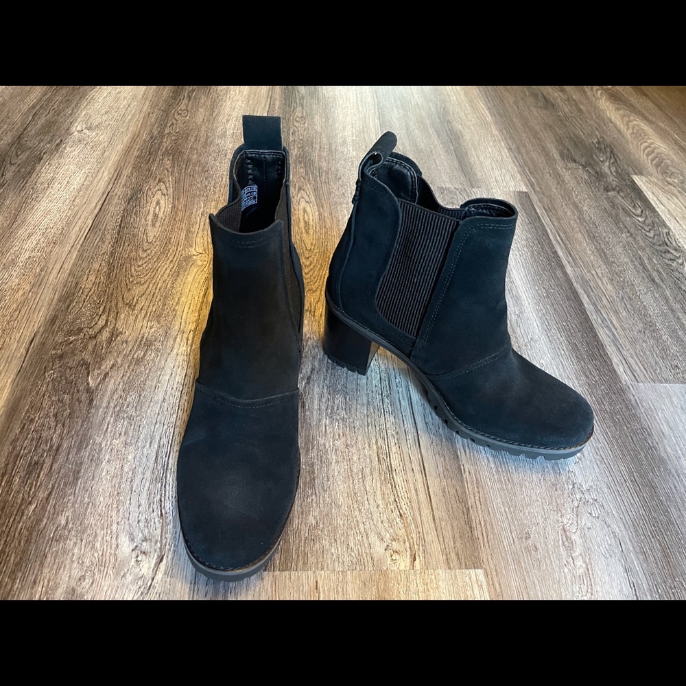UGG Hazel Chelsea Lug Sole Bootie Black Size 8